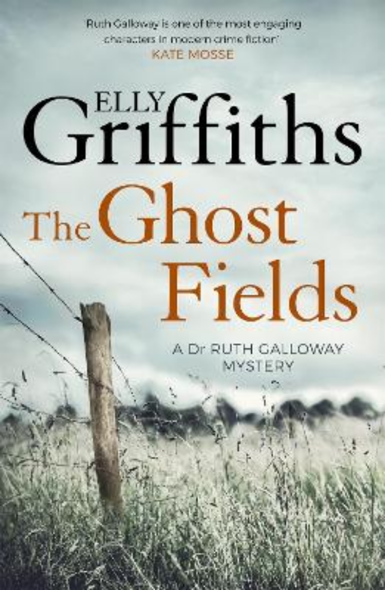 Picture of Ghost fields - the dr ruth galloway mysteries 7